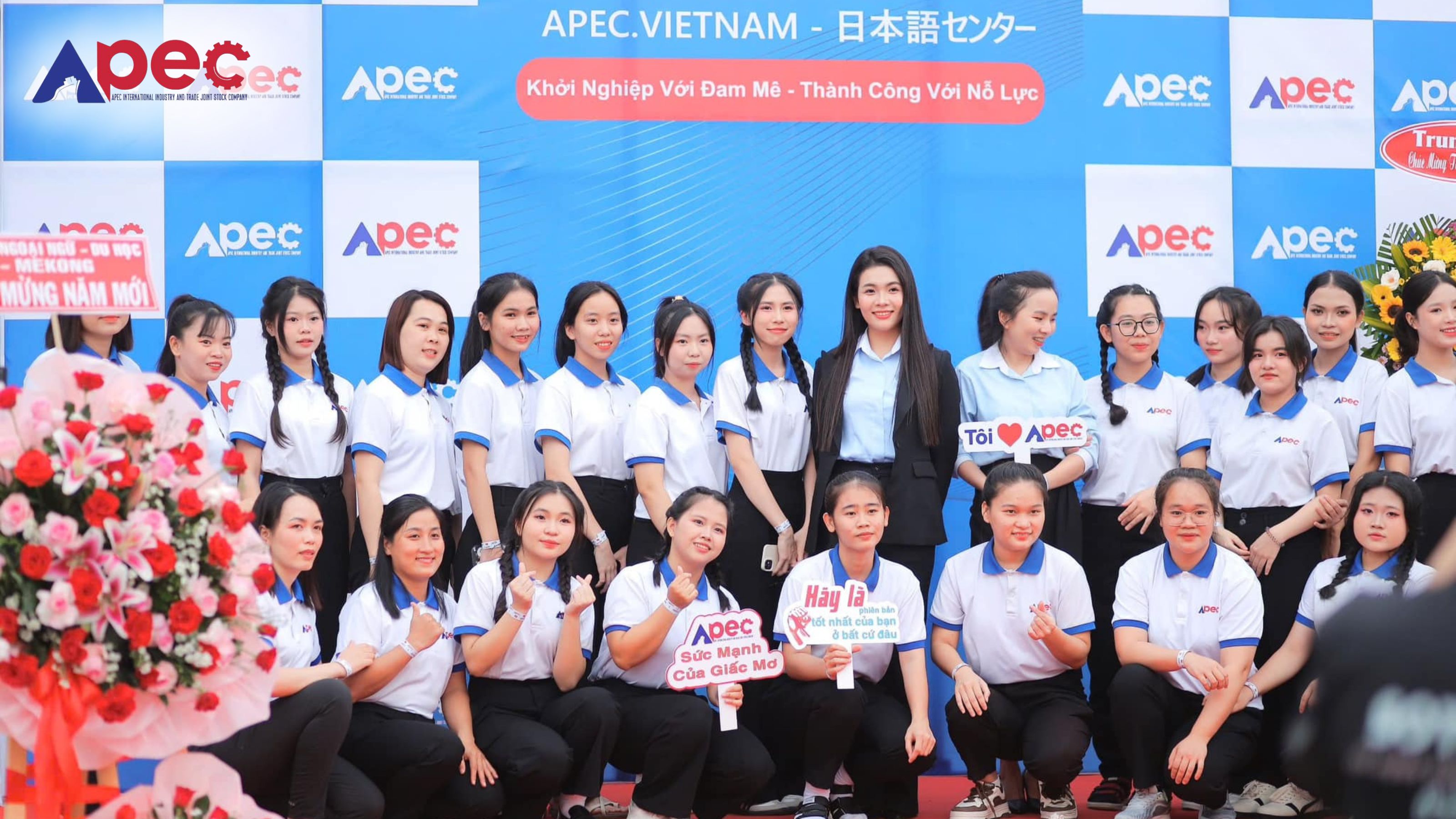 Các học viên Apec chụp ảnh kỷ niệm tại sự kiện