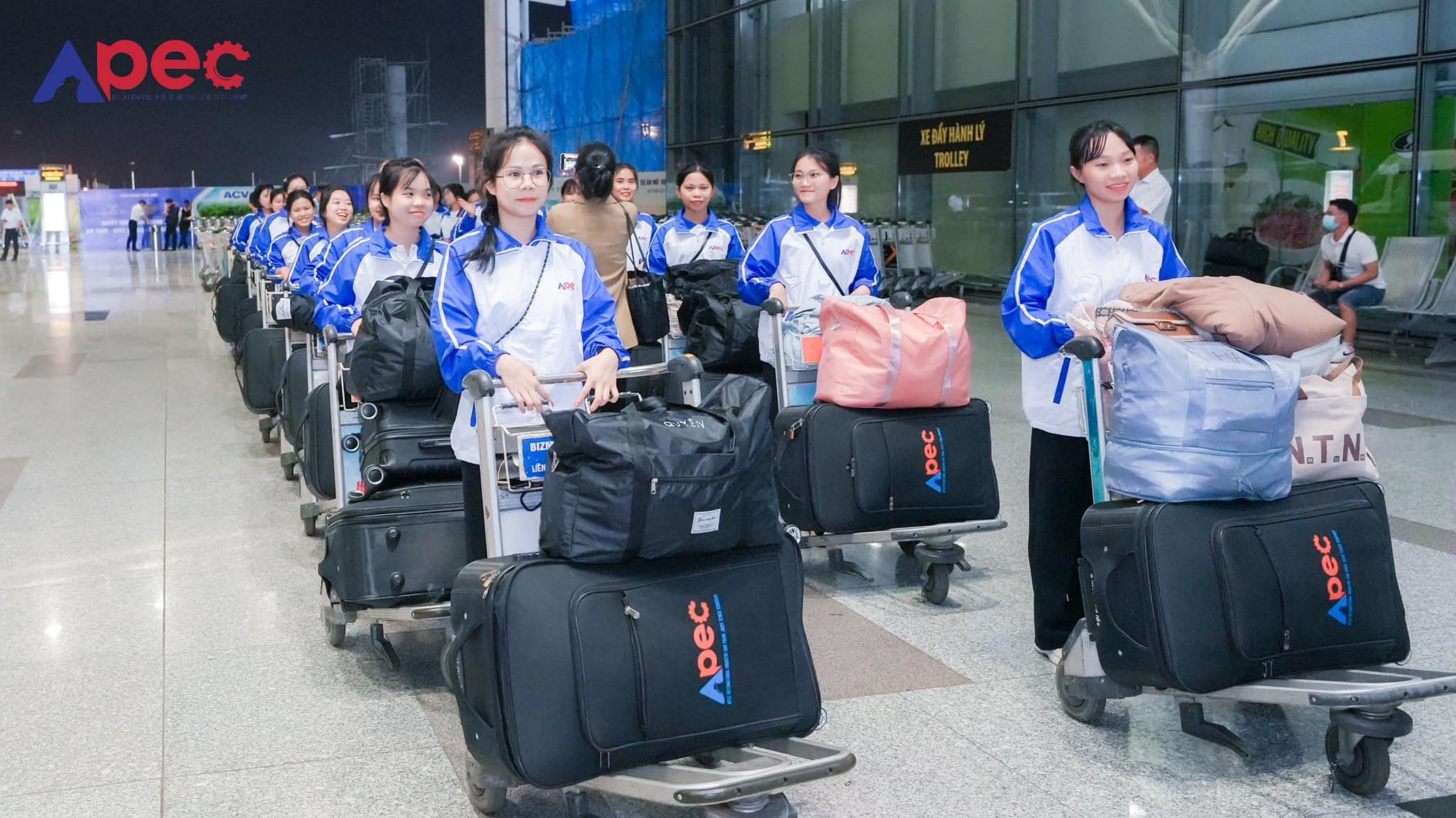 Học viên Apec trên đường ra sân bay
