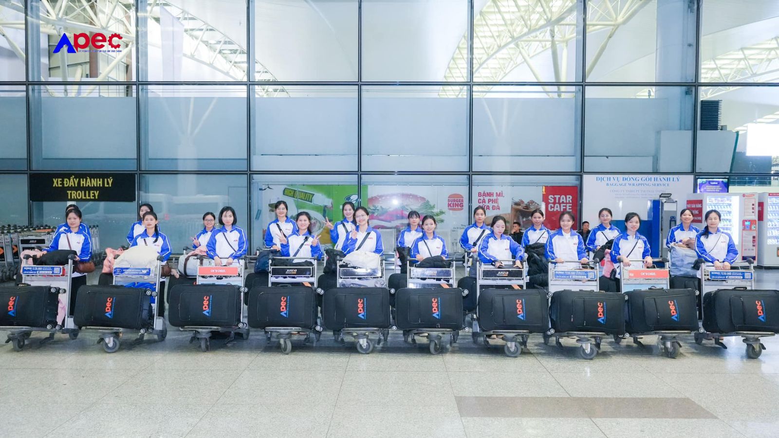 Học viên Apec di chuyển cùng hành lý tại khu vực sân bay, sẵn sàng cho hành trình mới.