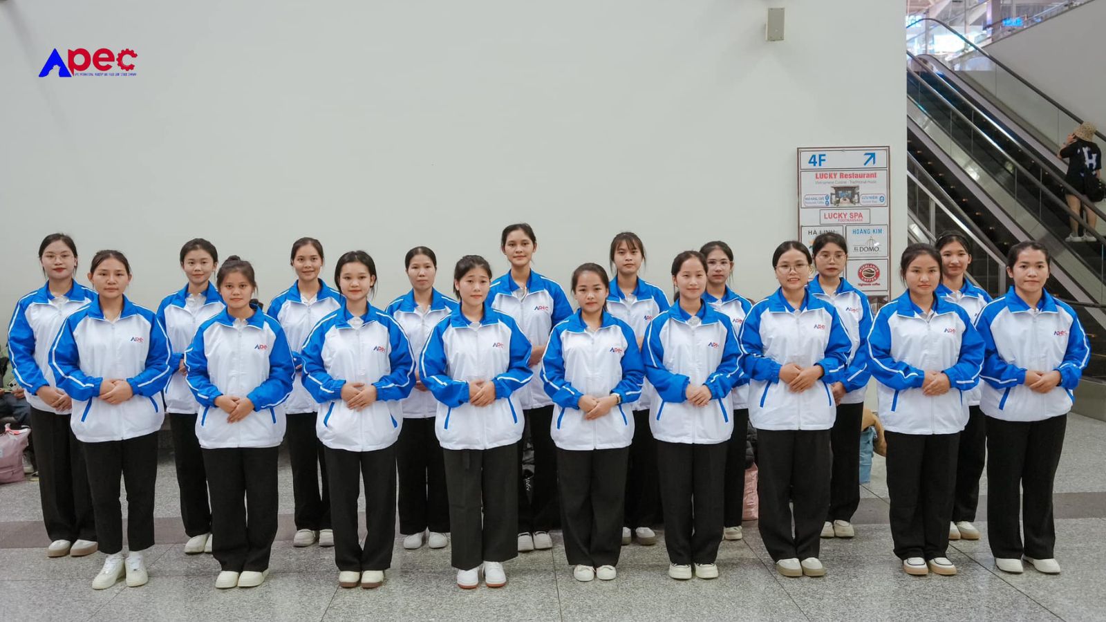 Các học viên Apec trong đồng phục chỉnh tề, sẵn sàng cho chuyến đi.