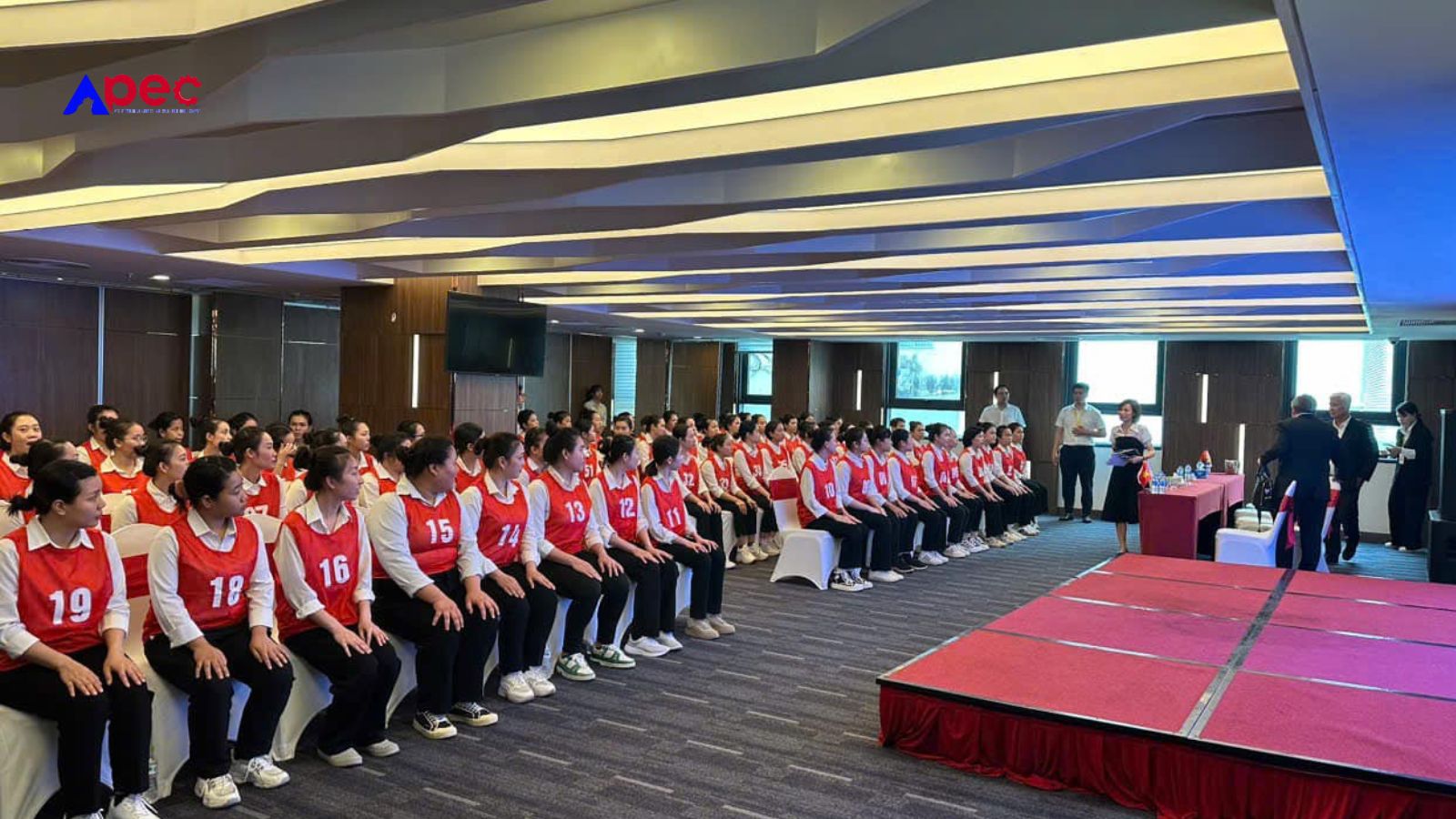 Học viên Apec tham gia buổi lễ trang trọng trong khán phòng lớn.