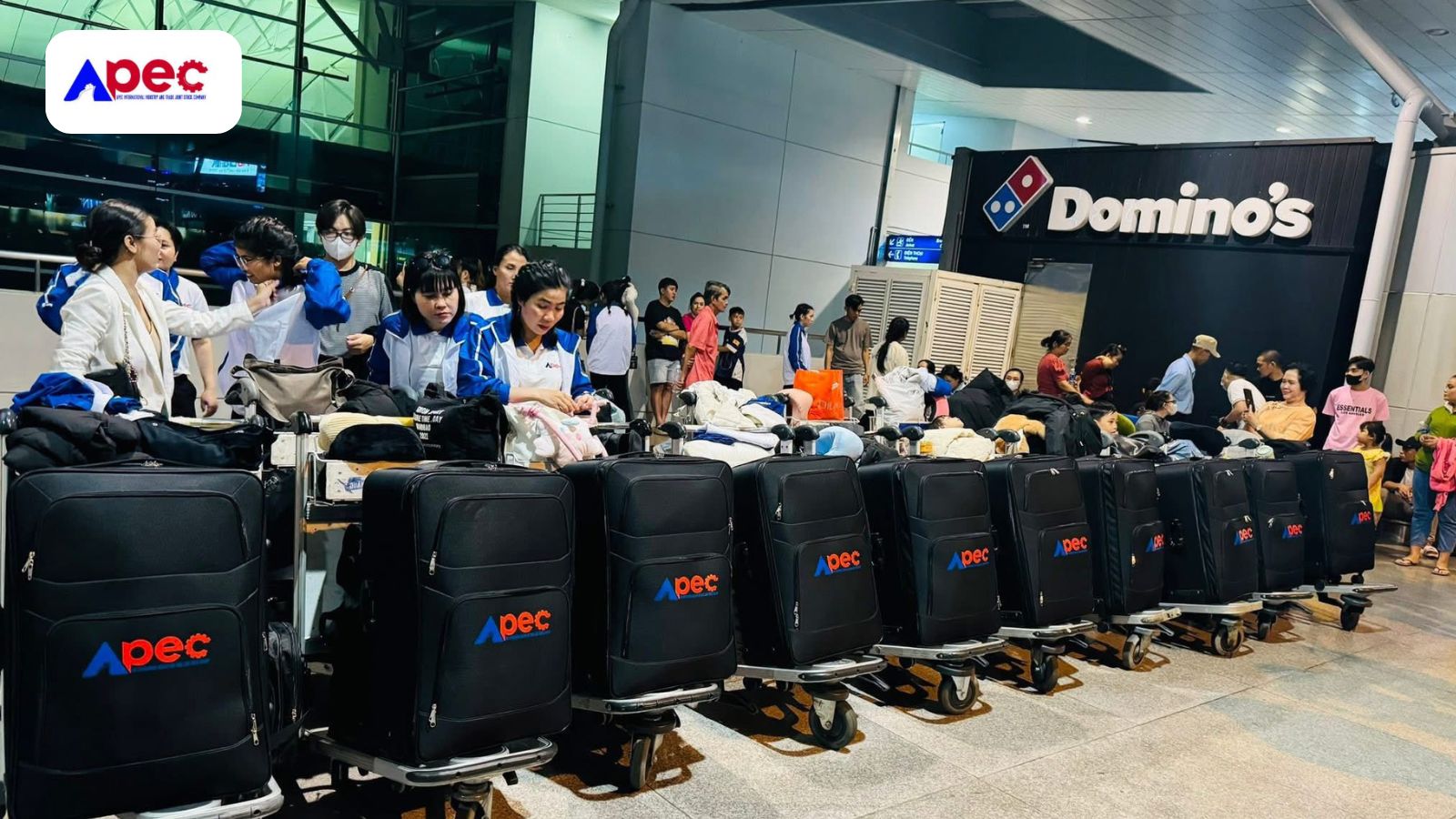 Hành lý mang thương hiệu Apec được tập kết tại sân bay, sẵn sàng cho chuyến đi của học viên.