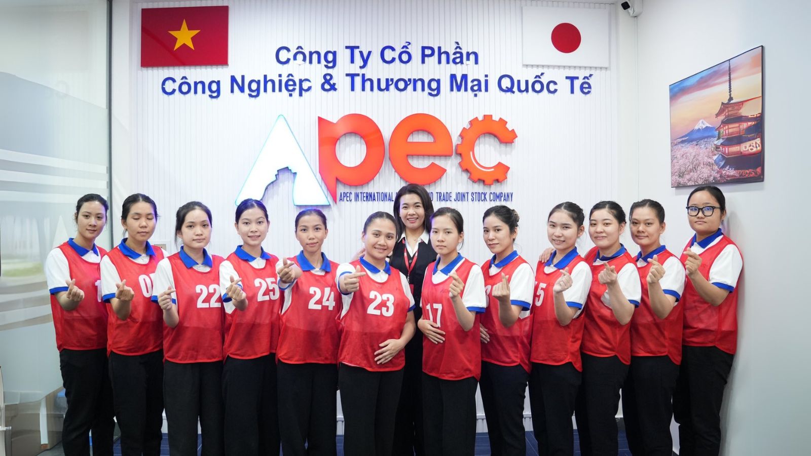 Các học viên nữ của Apec trong trang phục đào tạo tạo dáng chuyên nghiệp.