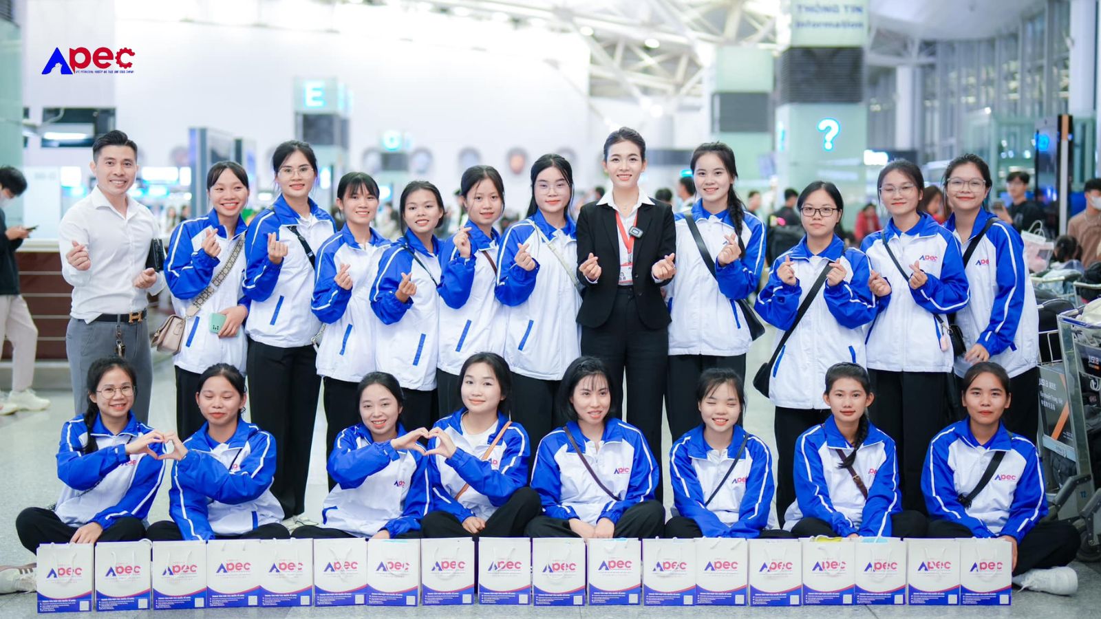 Học viên Apec tạo dáng chuyên nghiệp cùng hành lý tại sân bay trước giờ bay.