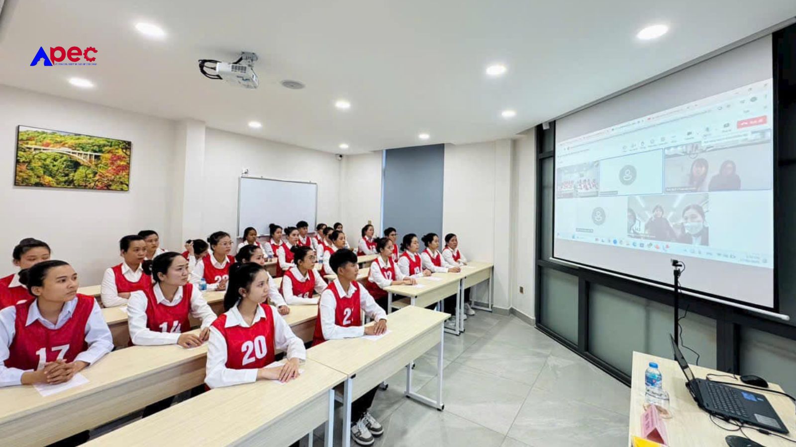 Học viên Apec tham gia buổi học trực tuyến, tương tác qua màn hình lớn.