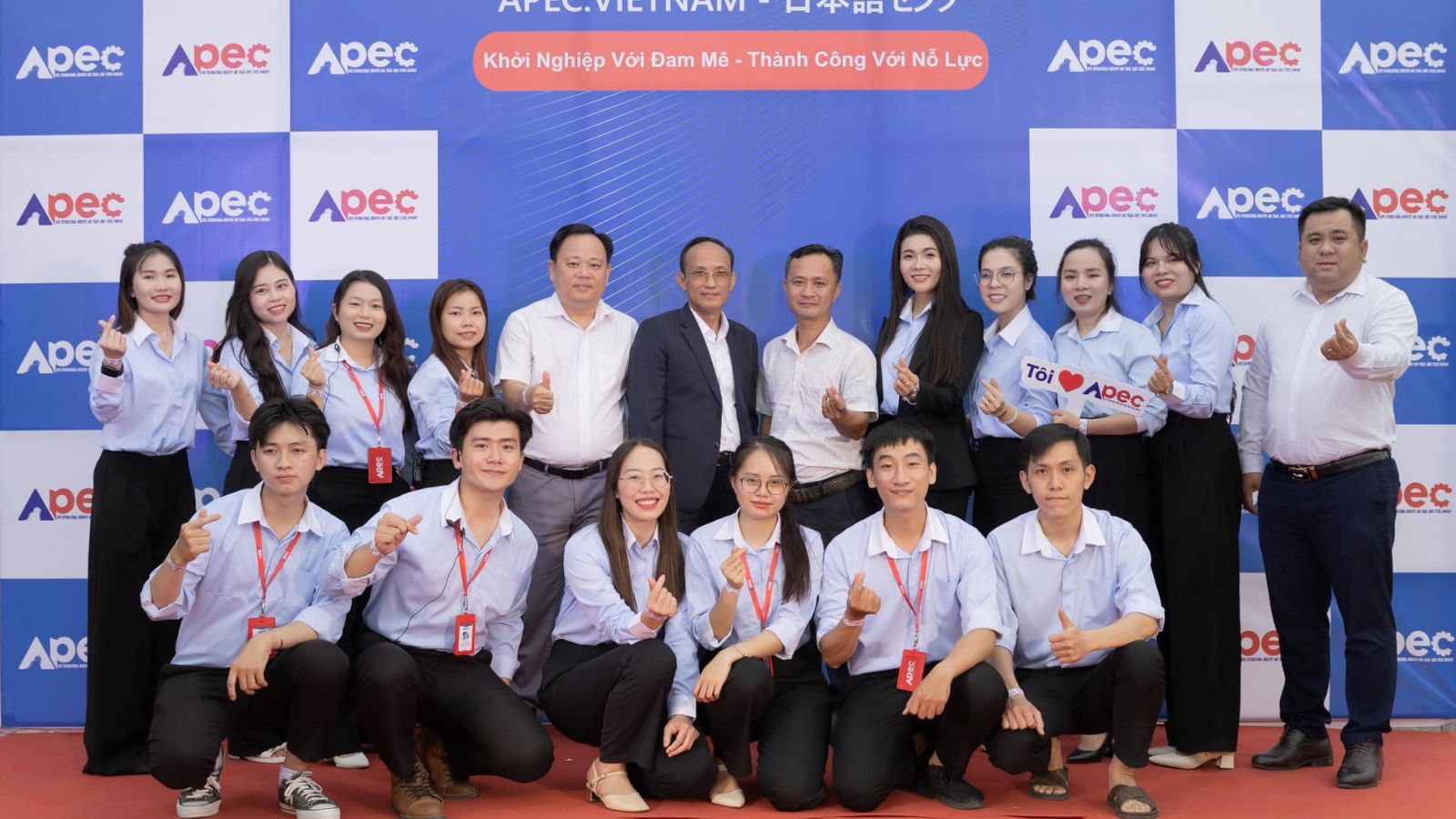 Ban lãnh đạo và học viên Apec chụp ảnh thân mật, thể hiện sự kết nối giữa các thế hệ.
